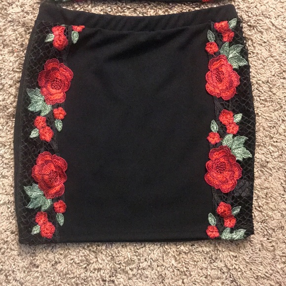 Two piece- rose embroidery - Picture 3 of 4